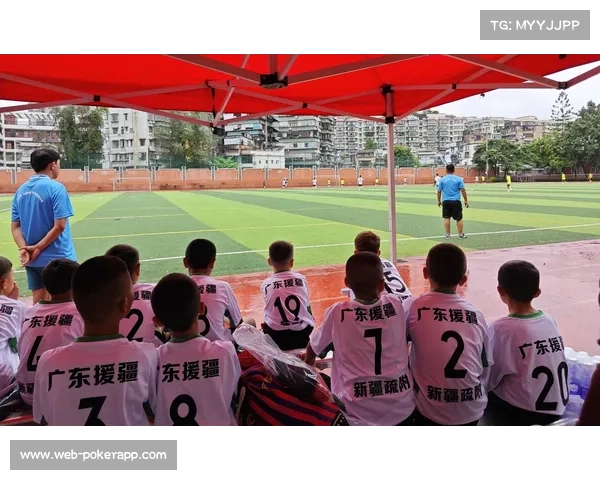 粤喀石榴籽杯青少年足球赛在新疆开幕 广东援疆投入超2亿元助力赛事发展 粤喀石榴籽杯青少年足球赛在新疆开幕 广东援疆投入超2亿元助力赛事发展